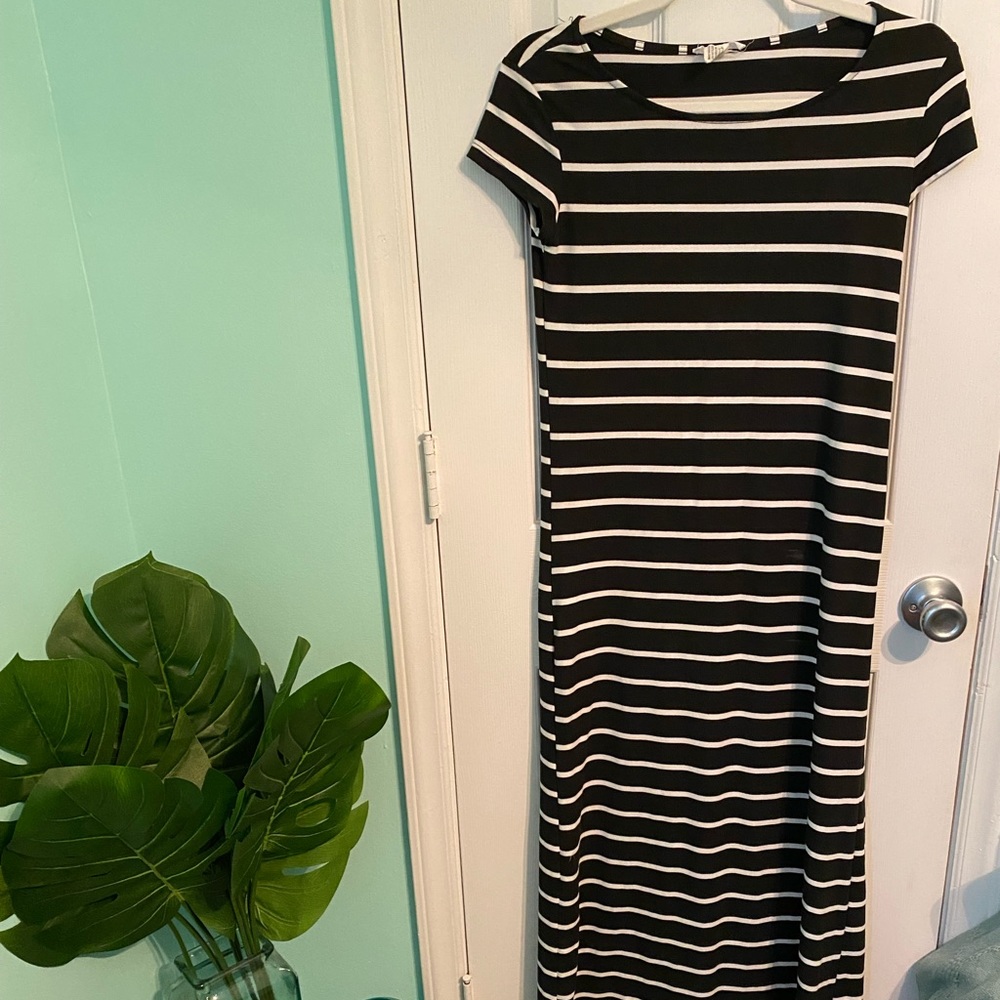 Women’s Short Sleeve Black and White Stripe Maxi Dress